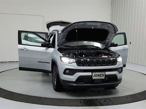 New 2026 Jeep Compass Latitude image 10