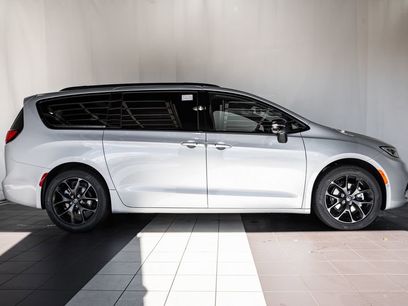 New 2026 Chrysler Pacifica Limited w/ Uconnect Theater Family Group