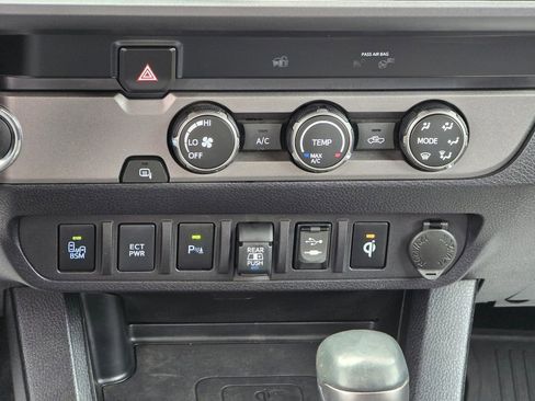 Used 2019 Toyota Tacoma TRD Sport w/ Technology Package image 17