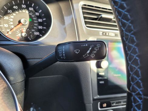 Used 2018 Volkswagen e-Golf SE image 30