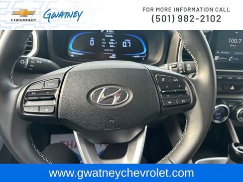 Used 2025 Hyundai Venue SEL FWD image 16