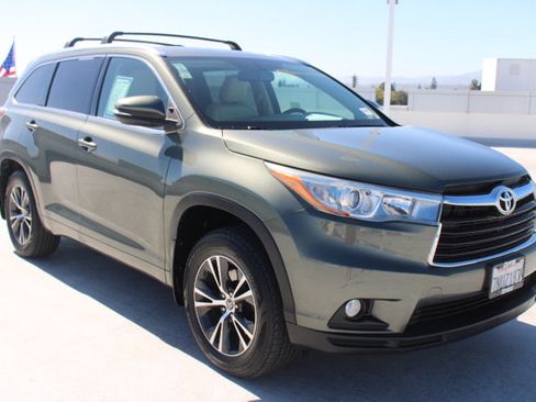 Used 2016 Toyota Highlander XLE AWD/4WD image 2