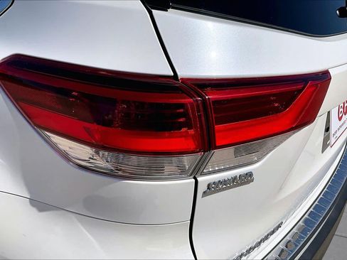 Used 2017 Toyota Highlander Plus FWD image 28