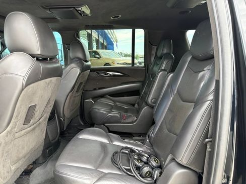 Used 2020 Cadillac Escalade ESV Platinum RWD image 14