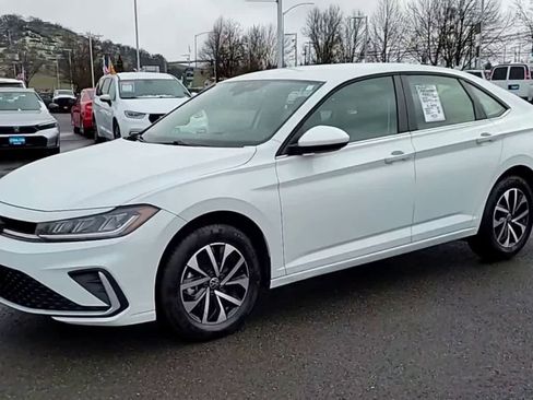 Used 2025 Volkswagen Jetta S image 4