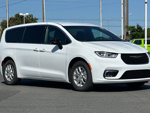 New 2025 Chrysler Pacifica Select image 2