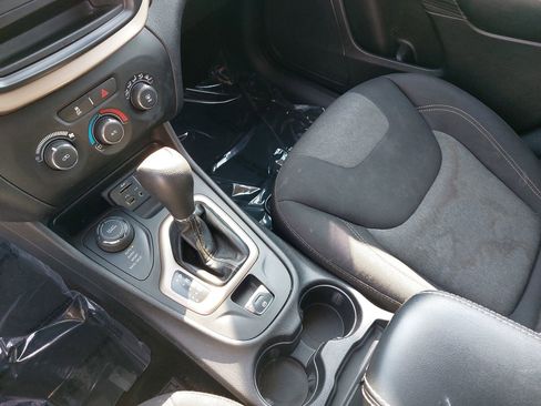 Used 2016 Jeep Cherokee Sport image 25