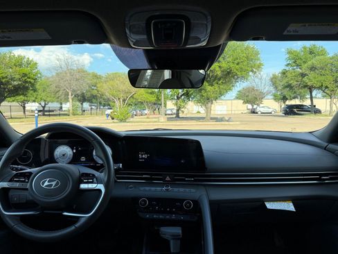 Used 2025 Hyundai Elantra SEL image 35