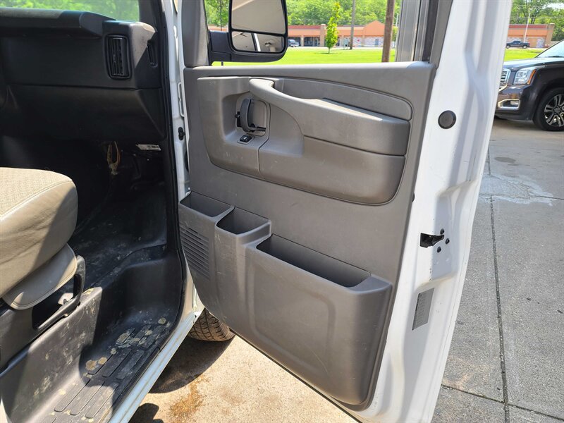 Used 2015 Chevrolet Express 2500 RWD image 10