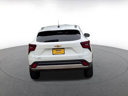 Used 2025 Chevrolet Trax LT w/ LT Convenience Package FWD image 16