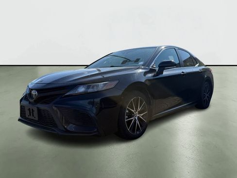 Used 2024 Toyota Camry SE image 2