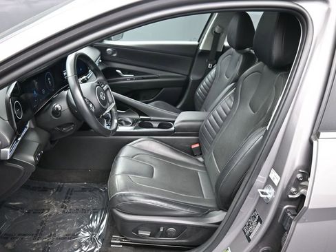 Certified 2023 Hyundai Elantra Limited w/ Preferred Accessory Package FWD image 18