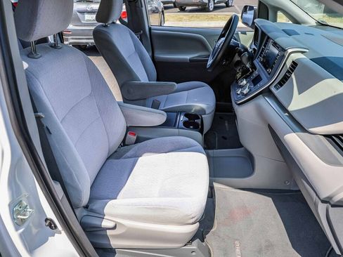 Used 2020 Toyota Sienna LE w/ Carpet Mat Package FWD image 7