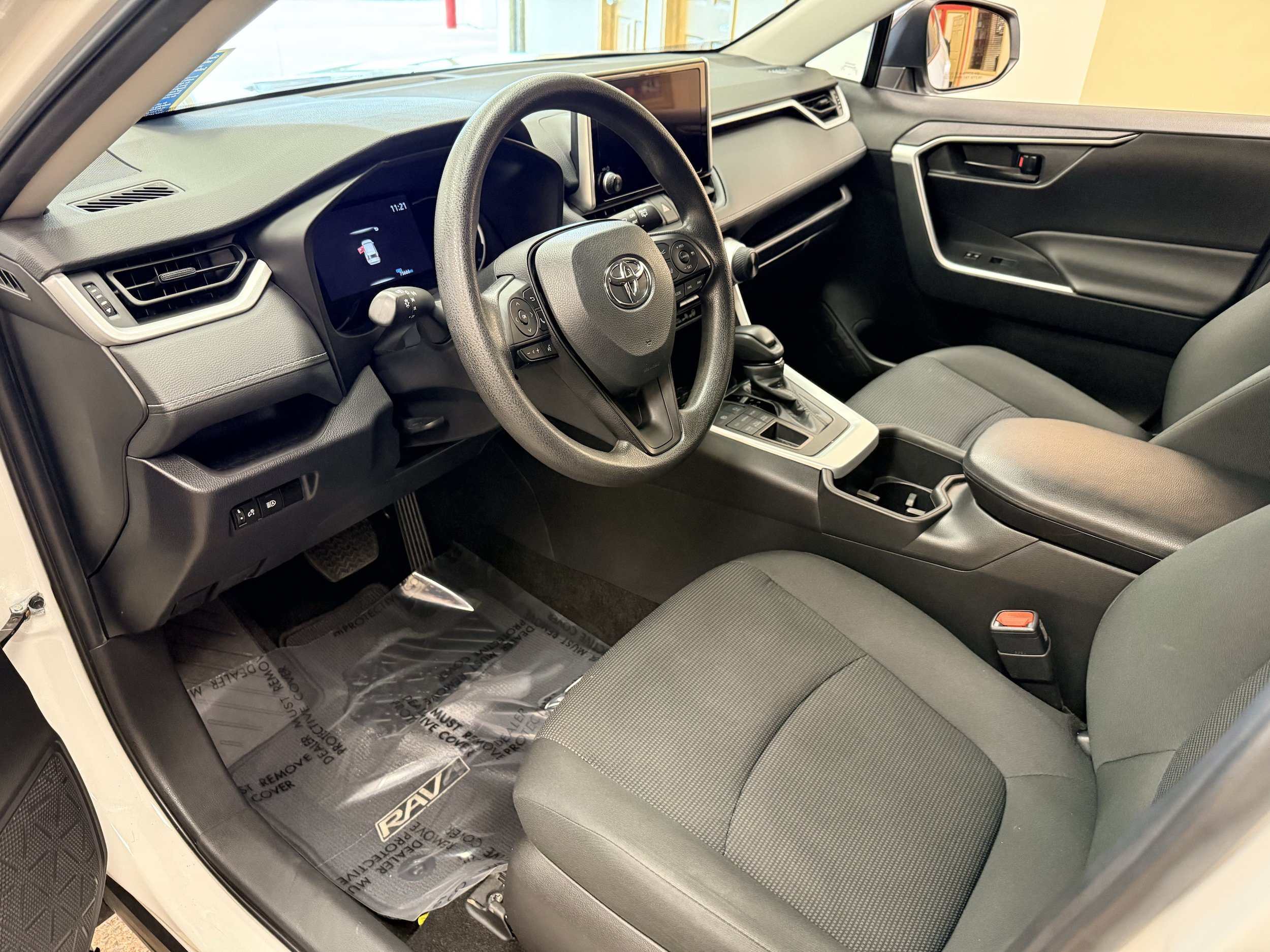 Used 2024 Toyota RAV4 LE AWD/4WD image 3