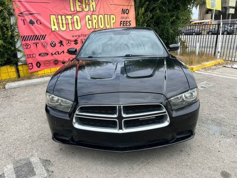 Used 2012 Dodge Charger SE RWD image 2