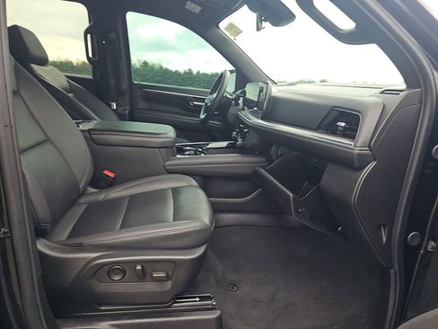 Used 2025 Chevrolet Suburban LT image 5