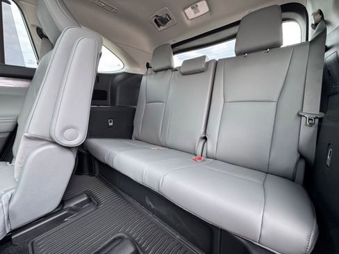 Used 2026 Toyota Highlander Platinum AWD/4WD image 19