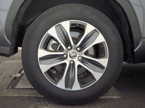 Used 2023 Toyota Highlander XLE image 12