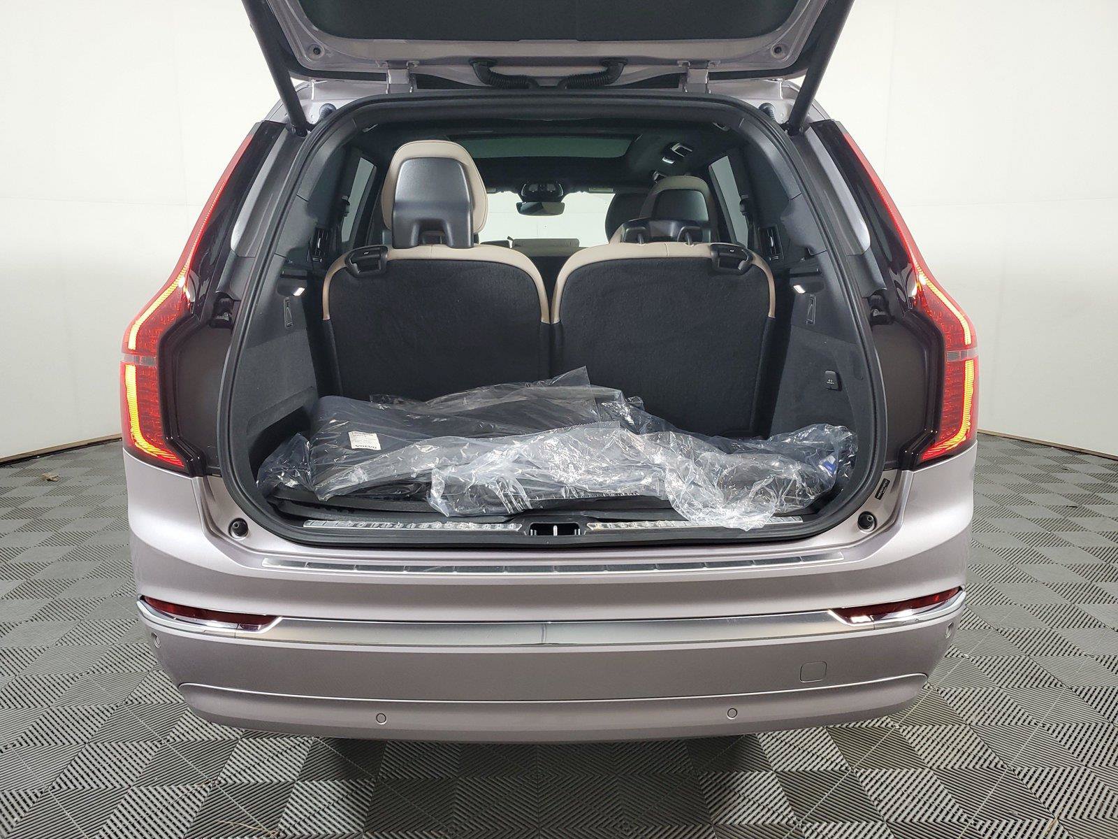 Used 2026 Volvo XC90 B6 Plus w/ Protection Package Premier AWD/4WD image 9