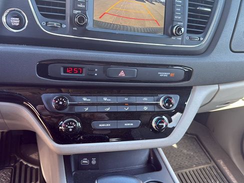Used 2017 Kia Sedona LX w/ LX Essentials Premium Package image 7