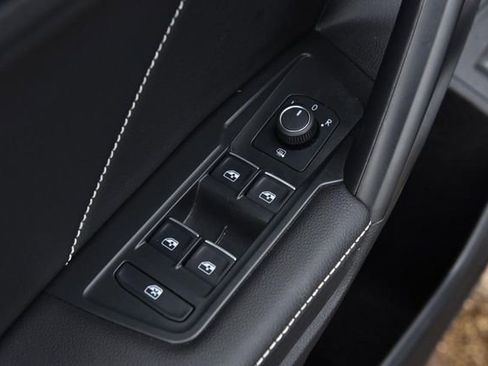 Certified 2024 Volkswagen Tiguan SE image 8