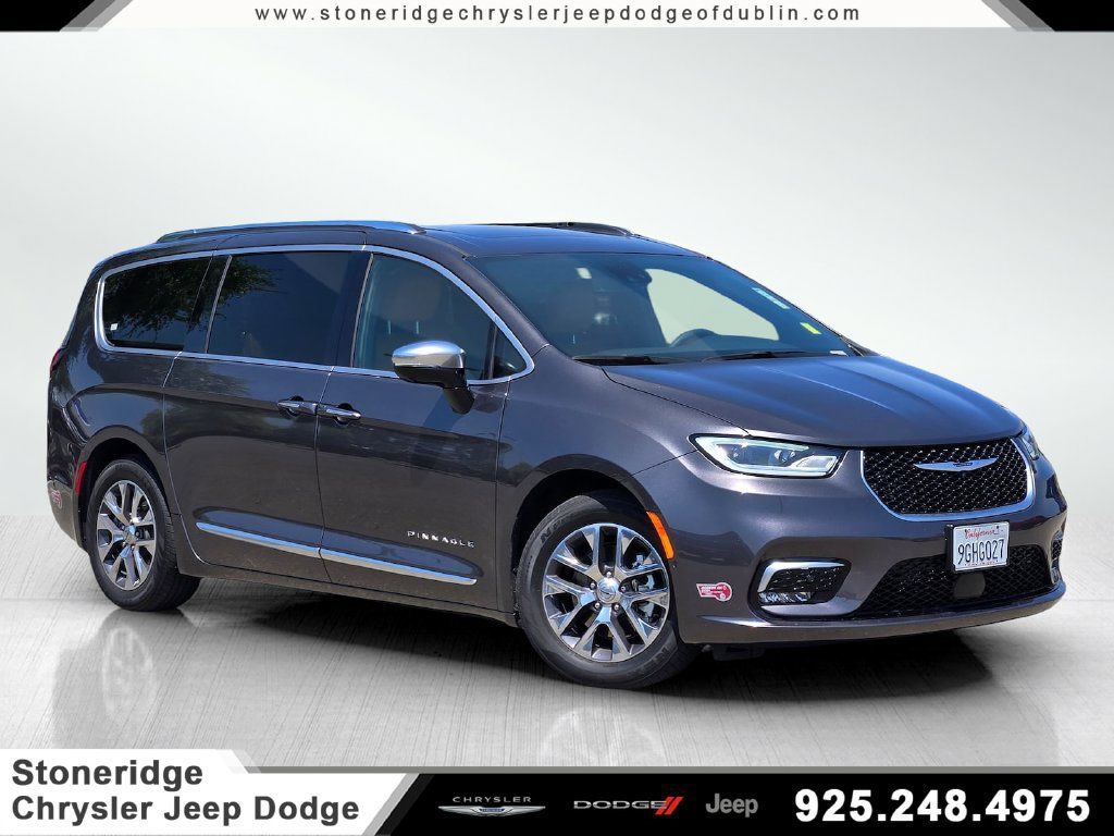 Used 2023 Chrysler Pacifica Pinnacle FWD image 1