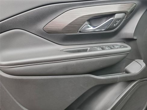 Used 2024 GMC Terrain SLE image 18