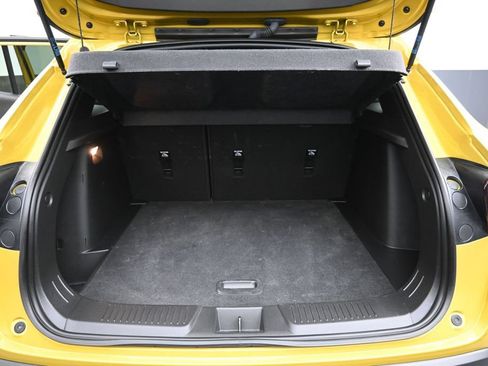 Used 2024 Chevrolet Trax RS w/ Sunroof Package FWD image 23