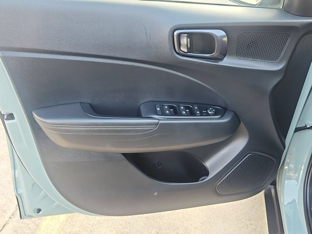 Used 2025 Hyundai Venue Limited FWD image 11