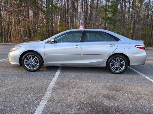 Used 2017 Toyota Camry SE image 7