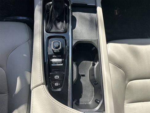 Used 2021 Volvo XC90 T5 Momentum w/ Protection Package Premier image 16