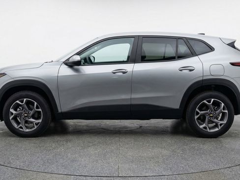 Used 2025 Chevrolet Trax LT w/ LT Convenience Package FWD image 5