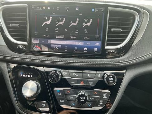 Used 2023 Chrysler Pacifica Limited w/ Uconnect Theater Family Group FWD image 18