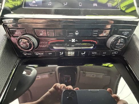 Used 2023 Jeep Grand Cherokee Laredo w/ Luxury Tech Group I AWD/4WD image 18