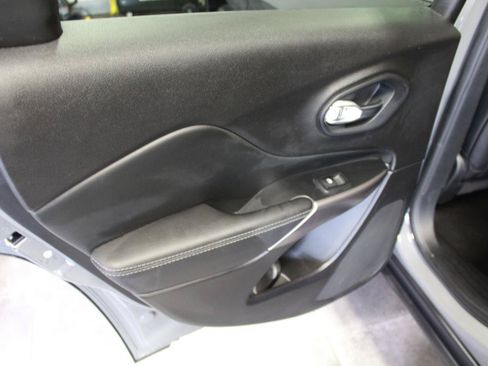 Used 2021 Jeep Cherokee Limited w/ Elite Package AWD/4WD image 24