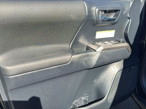 Used 2019 Toyota Tacoma TRD Off-Road image 11