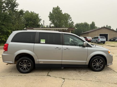 Used 2018 Dodge Grand Caravan SXT FWD image 7