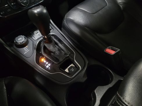 Used 2019 Jeep Cherokee Limited AWD/4WD image 26