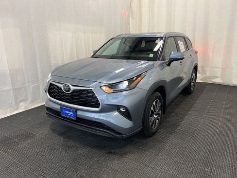 Used 2024 Toyota Highlander XLE image 1