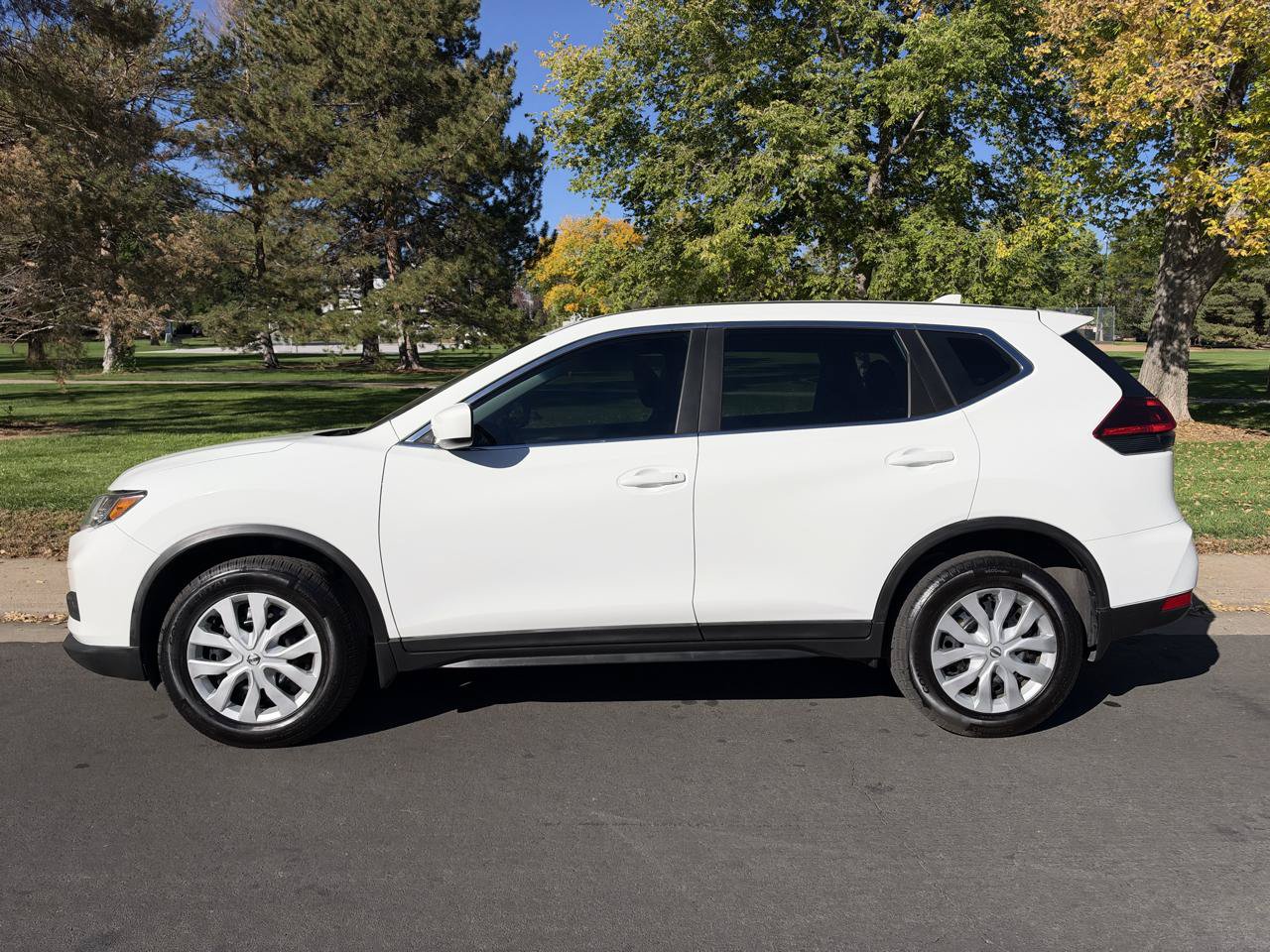 Used 2018 Nissan Rogue S AWD/4WD image 2