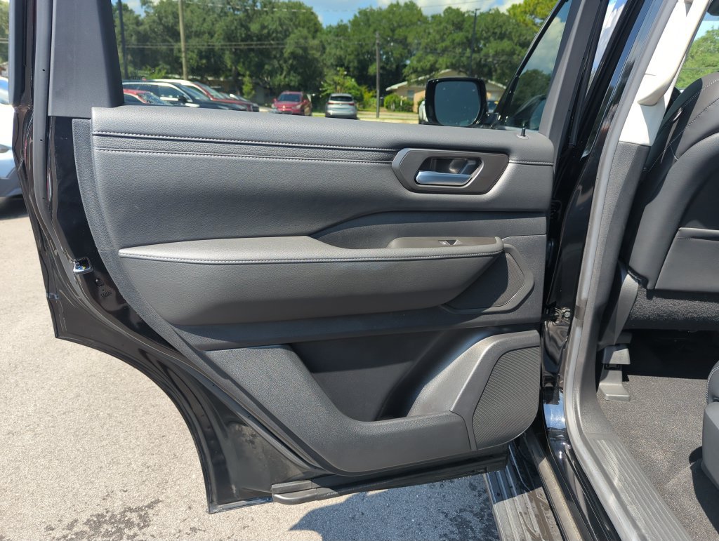 Used 2025 Nissan Armada SV AWD/4WD image 27