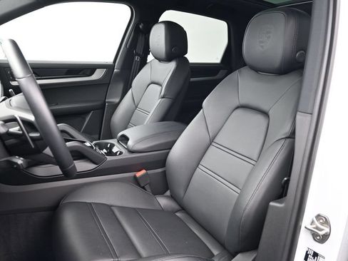 Certified 2026 Porsche Cayenne AWD/4WD image 5