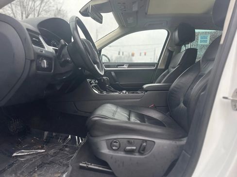 Used 2016 Volkswagen Touareg VR6 image 16