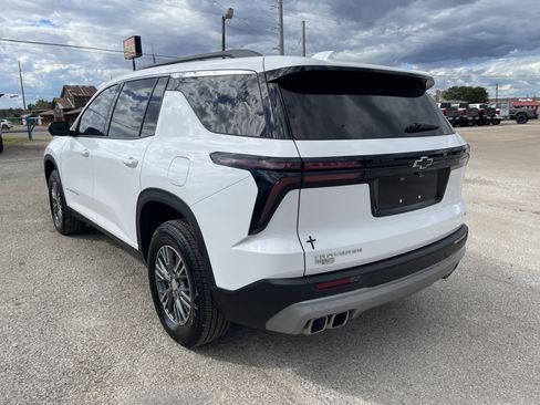 Used 2024 Chevrolet Traverse LT w/ Trailering Package FWD image 6