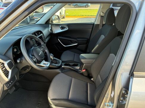 Used 2025 Kia Soul LX w/ LX Technology Package FWD image 20
