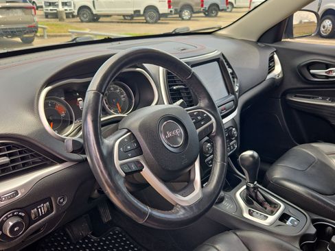 Used 2016 Jeep Cherokee Trailhawk w/ Comfort/Convenience Group AWD/4WD image 14