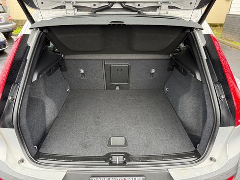 Used 2023 Volvo XC40 B5 Core image 6