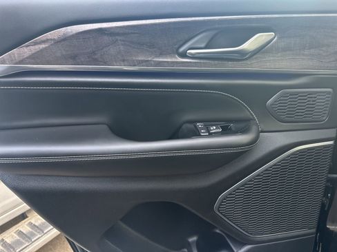 Used 2024 Jeep Grand Cherokee Overland image 35