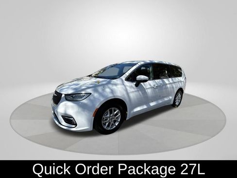 Used 2023 Chrysler Pacifica Touring-L image 3