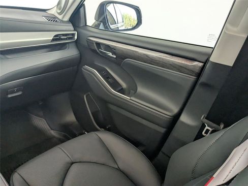 New 2026 Toyota Highlander Platinum image 28